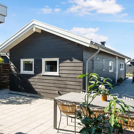 Summerhouse Just A Stones Throw From The Waters Edge * Karrebaeksminde