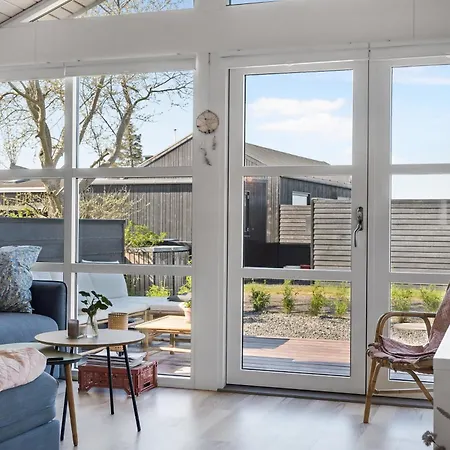 펜션 Summer House Near The Waters Edge