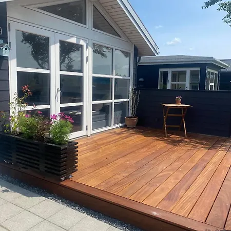 Summer House Near The Waters Edge 펜션 *